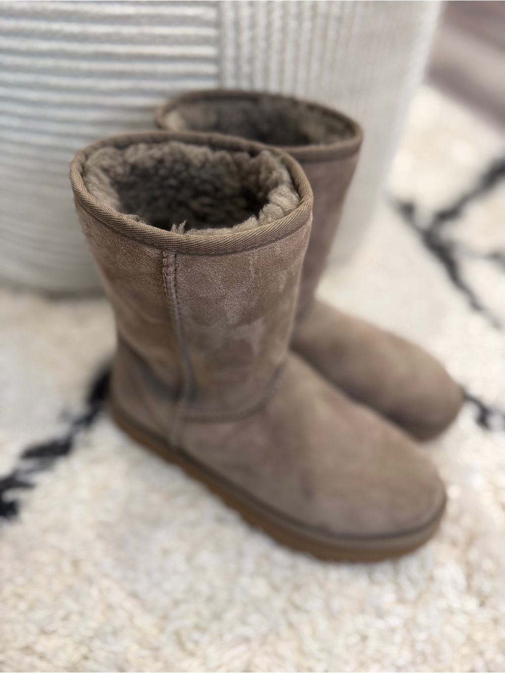 UGG Classic Short II Chestnut Sheepskin Boots Women’s 7 Brown Suede Winter - Picture 2 of 10